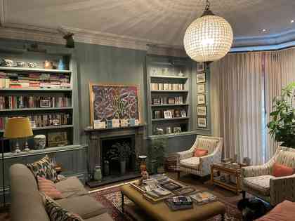 Kymarn Construction living room fireplace and bespoke bookshelves